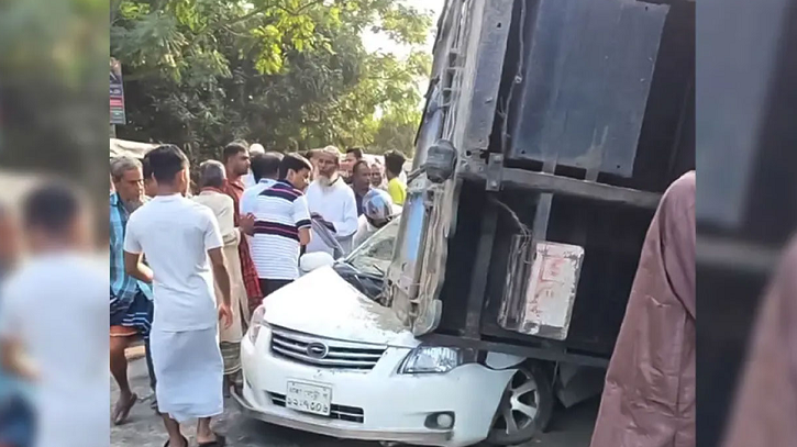 ‎ট্রাক উল্টে পড়ে বিধ্বস্ত প্রাইভেটকার, প্রাণ গেল মা-ছেলের