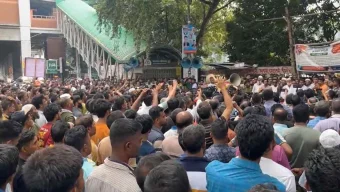প্রেসক্লাবের সামনের সড়কে অটোরিকশা চালকদের অবরোধ