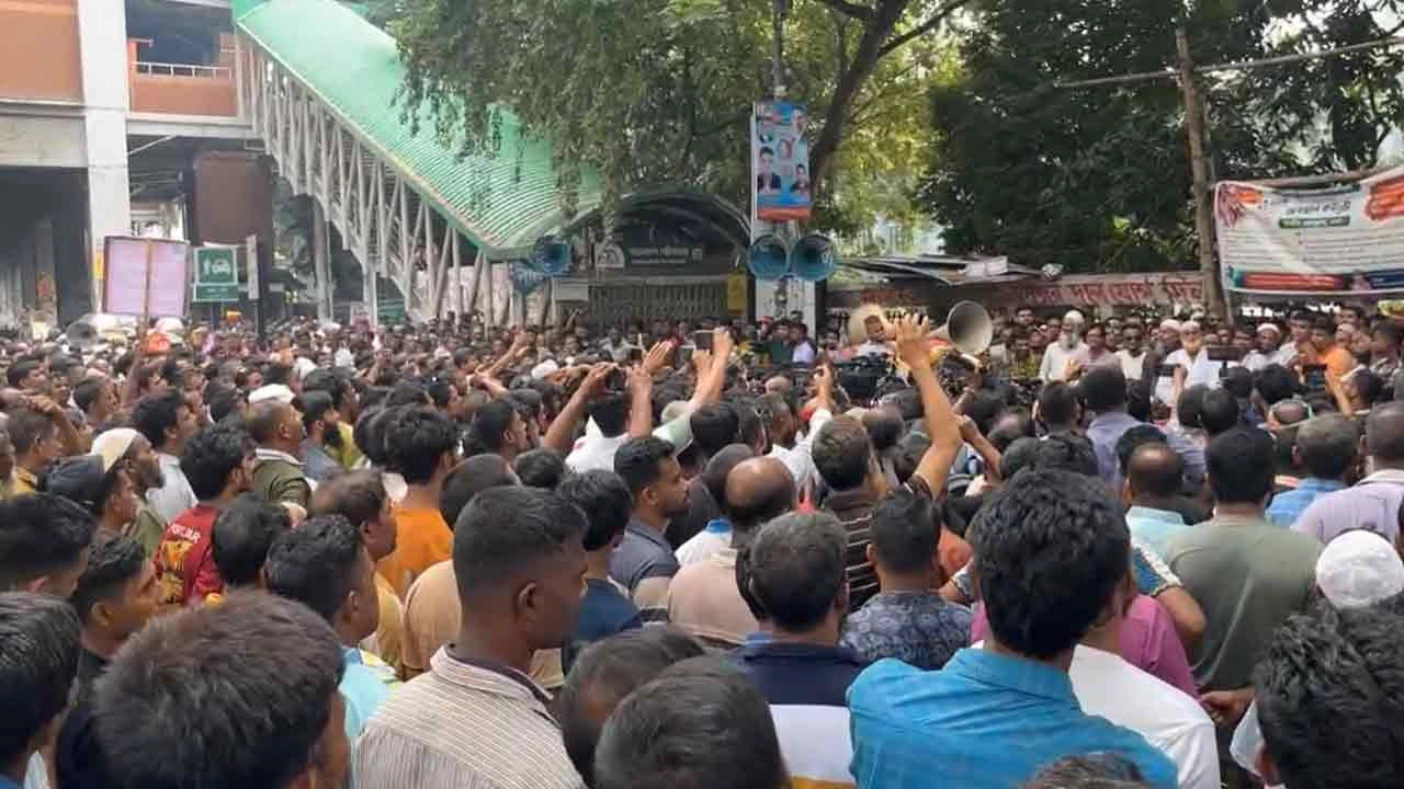 প্রেসক্লাবের সামনের সড়কে অটোরিকশা চালকদের অবরোধ
