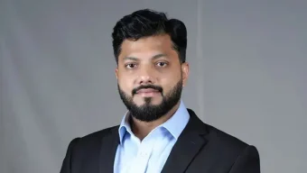 গাড়ি থেকে নিজেই সরকারি লোগো খুলে ফেললেন ইশরাক